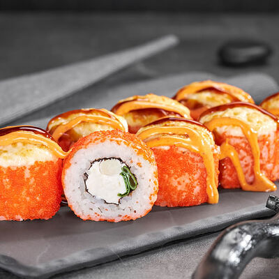 Ролл Чикен спайси запеченный в Суши Мастер по цене 429 ₽
