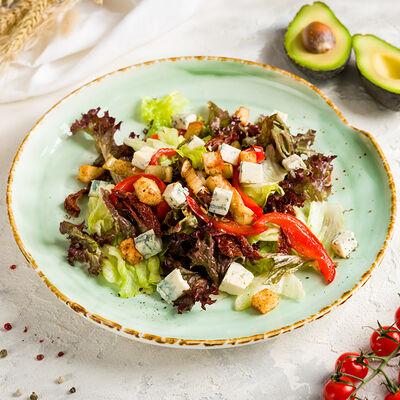 Салат с запеченными овощами и Дорблю в Авокадо по цене 855 ₽