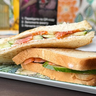 Сэндвич с лососем, творожным сыром и огурцом в Gussi coffee по цене 380 ₽