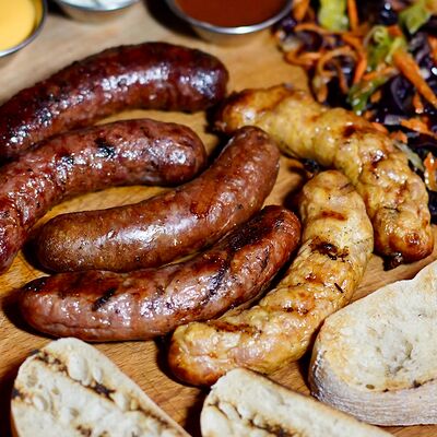 Сет колбасок в Harats pub по цене 1640 ₽