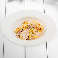 Фетучини с курицей и грибами в Перчини