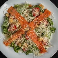 Салат Цезарь с сёмгой в Капибара