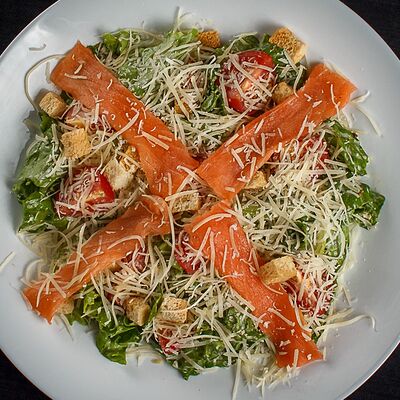 Салат Цезарь с сёмгой в Капибара по цене 439 ₽