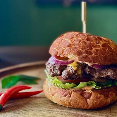 Бургер фирменный Halal в ИЗ ПОД НОЖАХаляль! по цене 600 ₽