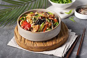 Чоу мейн с цыплёнком и имбирным соусом в SushiKent по цене 810 ₽