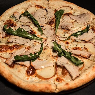 Пицца с запеченным окороком и грушей в Рога Лося по цене 580 ₽