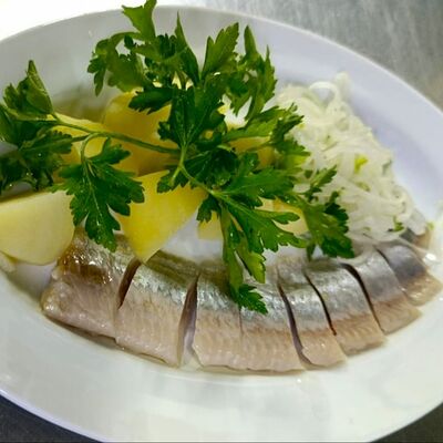 Сельдь с картофелем и маринованным луком в Мимино по цене 500 ₽