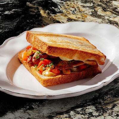 Сэндвич с цыплёнком, карамелизированным луком и песто в Cristal по цене 650 ₽