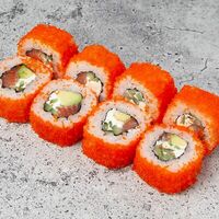 Калифорния с лососем в Yoshi sushi