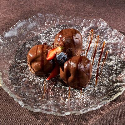 Профитроли с тёмным шоколадом в База по цене 800 ₽