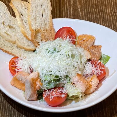 Цезарь с обжаренным лососемв Марлин по цене 1290 ₽