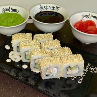 Калифорния в кунжуте с крабом в Быстро-пицца по цене 160 ₽