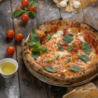 Пицца маргарита в Ресторан Мангал по цене 750 ₽