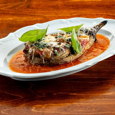 Запеченный баклажан с овечьим сыром в Tre Santi по цене 1130 ₽