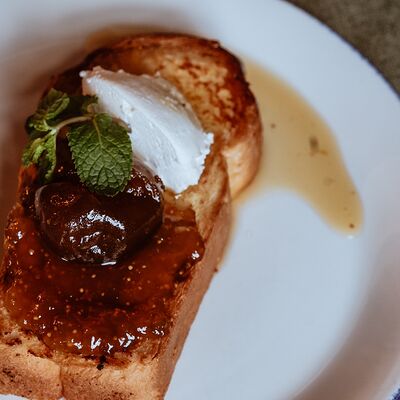 Бриошь, сырный мусс, инжир в Spletnicy cafe по цене 430