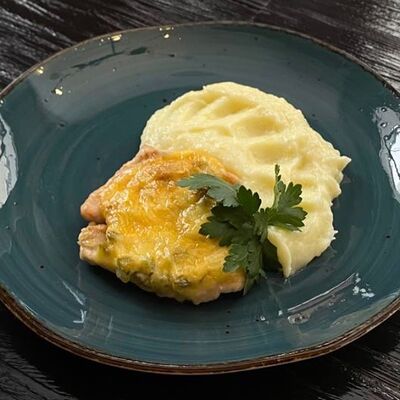 Филе птицы, запеченное с корнишонами, луком, майонезом и сыром, пюре в Длинный нос по цене 365 ₽