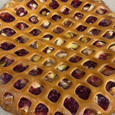 Пирог яблоко/брусника в Настоящая пекарня по цене 350 ₽