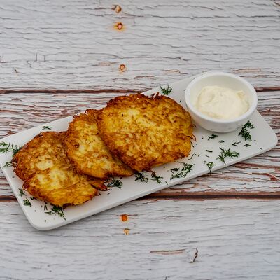 Драники со сметаной в Фартук по цене 430 ₽
