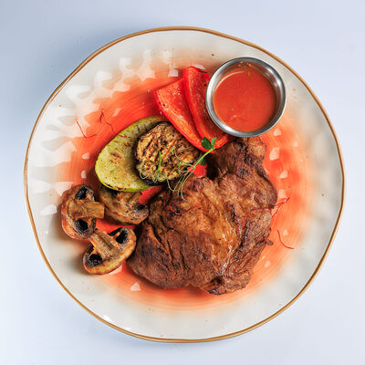 Стейк из свиной шеи с овощами гриль в Семейный ресторан Tiki&Taki по цене 950 ₽