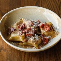 Равиоли с кроликом и мясным соусом в Pasta Salsa Osteria