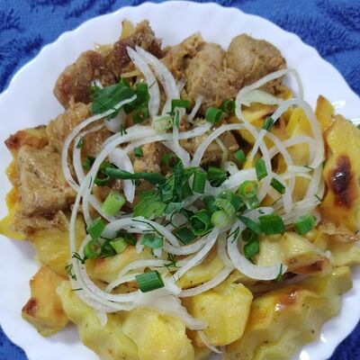 Свинина с картофелем, запечённая в духовке в Домашняя кухня у Ирмы по цене 424 ₽