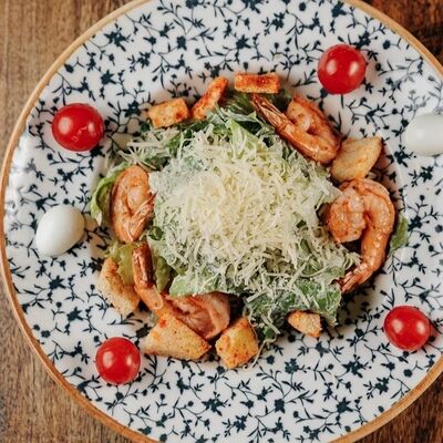 Салат Цезарь с креветками в Вах!Хинкали по цене 910 ₽