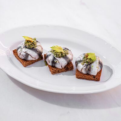 Сморреброды на бородинском хлебе с балтийской килькой в Brasserie Lambic по цене 550 ₽