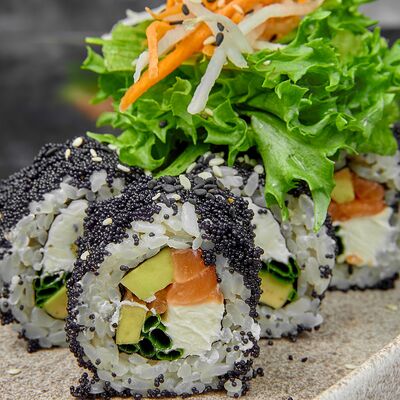 Внутри лосось и авокадо, сверху икра масаго в 96 азиаток по цене 805 ₽