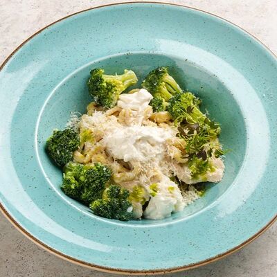 Фетучини с сыром страчателла, цыпленком и брокколи в Ресторан Европа по цене 590 ₽