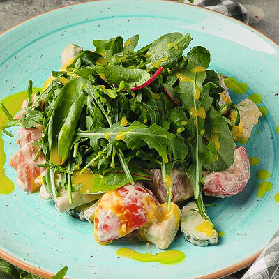 Салат с копченым лососем в Баклажан в ТЦ 