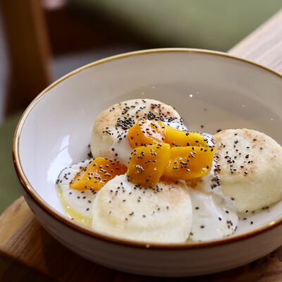 Сырники с манго, греческим йогуртом и чиа в Локация кофе по цене 450 ₽