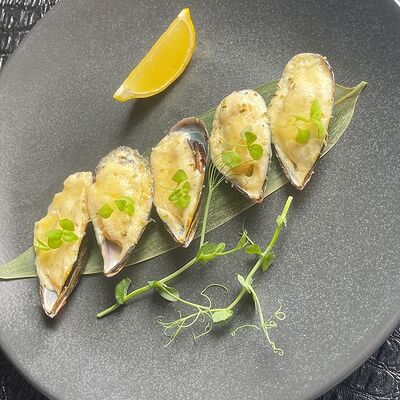 Мидии с соусом Цезарь в Oscar по цене 550 ₽