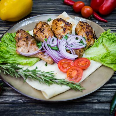 Голень куриная на углях в Шеф рекомендует шашлыки по цене 535 ₽