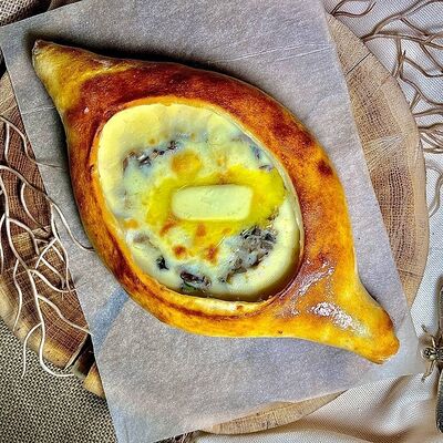 Хачапури по-аджарски с грибным рагу в Джоли по цене 540 ₽