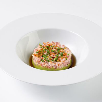 Тартар из тунца с гуакамоле и соево-кунжутным соусом в Rose Bar Crocus City по цене 1100 ₽