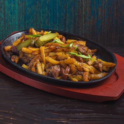 Картофель, обжаренный со свининой и луком в Длинный нос по цене 680 ₽