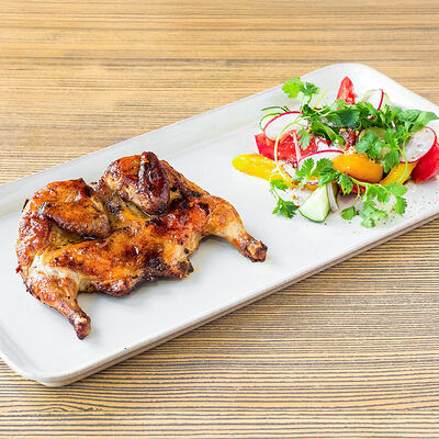 Цыпленок в аджике с салатом из свежих овощей и йогуртовой заправкой в Онегин дача по цене 1190 ₽