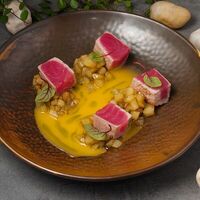 Стейк из тунца с маракуйей и карамельными яблоками в Ле Марш