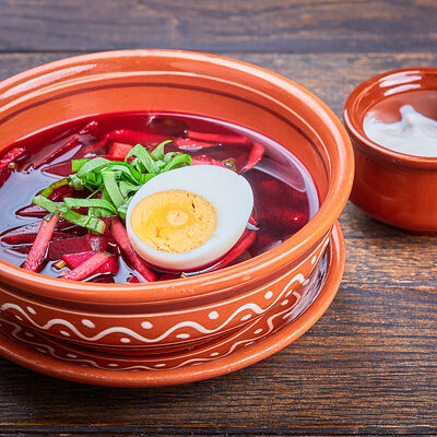 Свекольник со щавелем и домашним яйцом в Корчма по цене 410 ₽