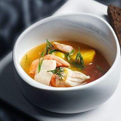 Уха из муксуна, семги и угольной рыбы с печенью налима, томатной икрой и молодым картофелем в Sadko по цене 988 ₽