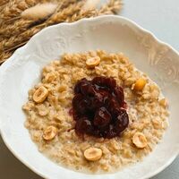 Овсяная каша с вишневым конфитюром, фундуком и бананом в Blanche
