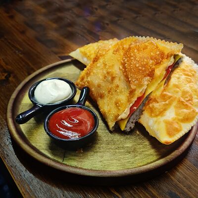 Чебурек-бургер Тот самый в Pro чебуреки по цене 255 ₽