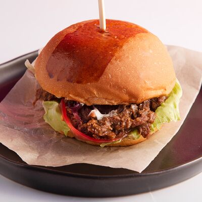 Бургер с томленой говядиной и грибным соусом в Союз по цене 622 ₽