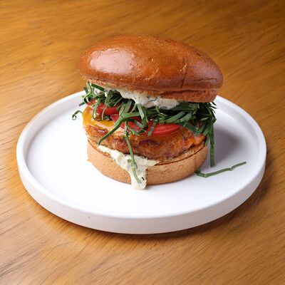 Бургер с цыплёнком в 321 Club by Novikov по цене 690 ₽