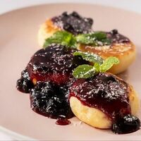 Сырники с ягодным вареньем в Extrovert