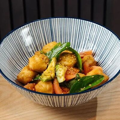 Салат с хрустящими баклажанами в Tsunami по цене 670 ₽