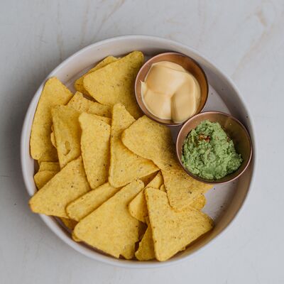 Начос с сырным соусом и гуакамоле в Freedom BAR по цене 450 ₽