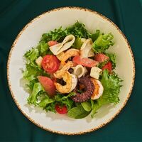 Салат с морепродуктами в Бали