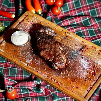 Стейк Нью-Йорк в Harats pub по цене 1300 ₽