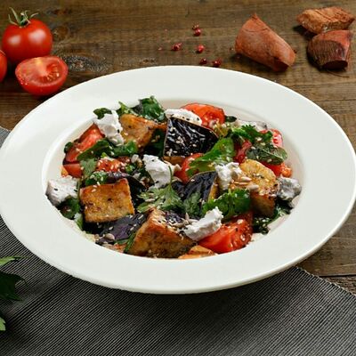 Салат с хрустящими баклажанами в Пицца & Суши Гурмэ по цене 390 ₽